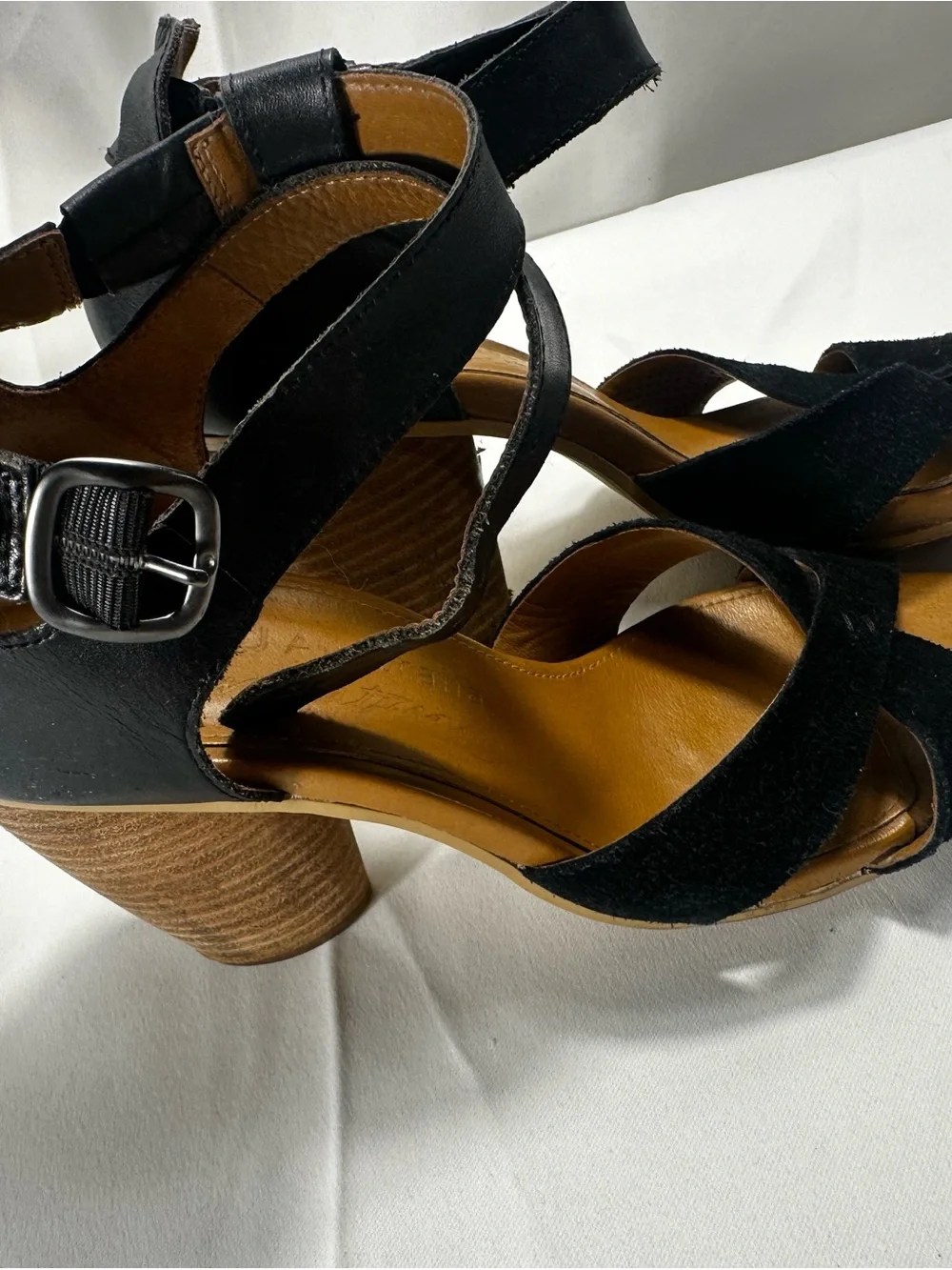 Sh27.  EMU Australia Black Suede Leather Strappy Block Heel Sandals Size 8